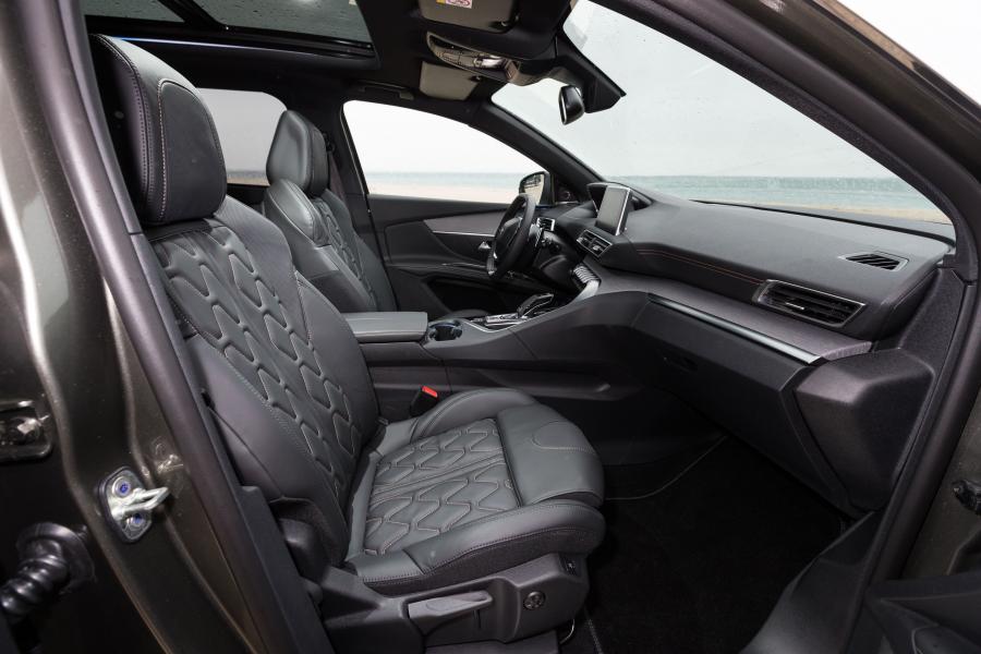 Интерьер Peugeot 5008 GT 2016 года  (WW) (фото 13 из 27)
